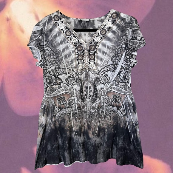 Grey and black paisley print V-neck top perfect for a fairy grunge look. - Picture 2 of 5